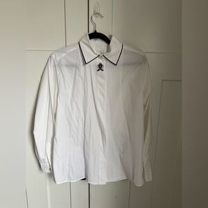 Vintage Foxcroft White Dress Shirt with Embroidered Crest. Size M. EUC.